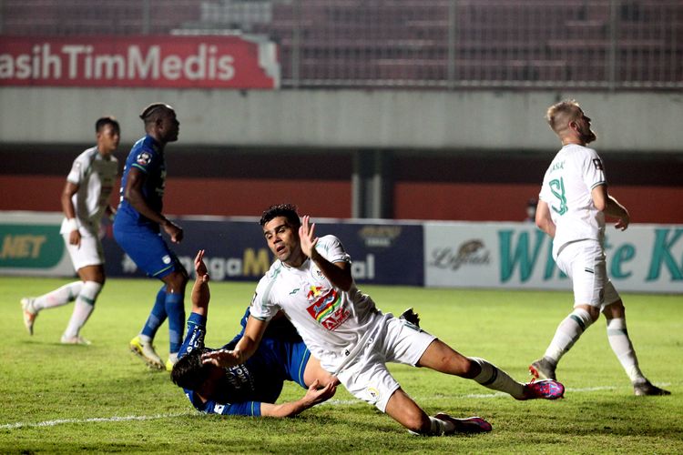 Pemain PS Sleman Fabiano Beltrame terjatuh seusai di sleding pemain Persib Bandung Nick Kuipers saat semifinal Piala Menpora 2021 yang berakhir dengan skor 1-2 di Stadion Maguwoharjo Sleman, Jumat (16/04/2021) malam.  