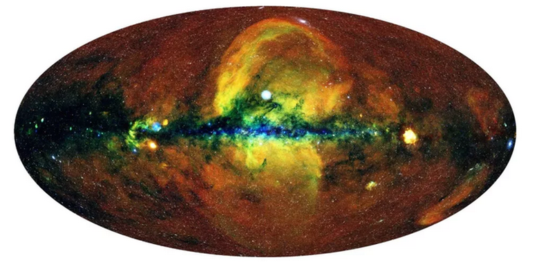 Peta warna ini menunjukkan gelembung sinar-X yang baru ditemukan (kuning dan merah) yang menjulang di atas pusat galaksi. 