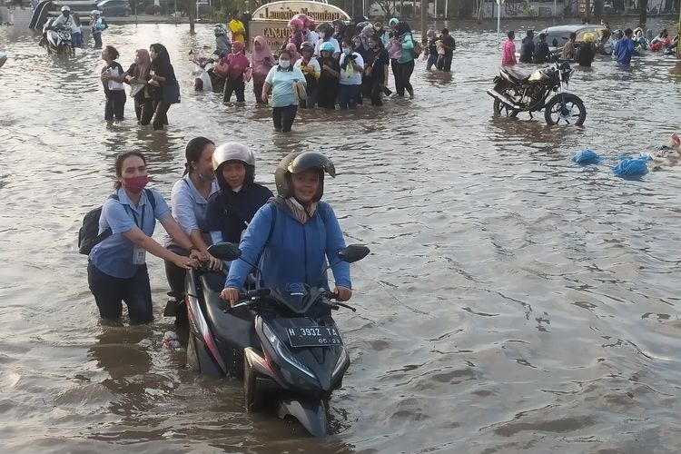 Banjir rob di Pelabuhan Tanjung Emas Semarang. Senin (20/6/2022)