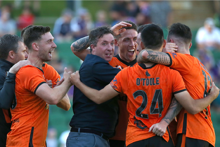 Robbie Fowler  merayakan gol Roy ODonovan yang sukses menyelamatkan Brisbane Roar dari kekalahan atas Perth Glory pada hari Minggu (13/10/2019)