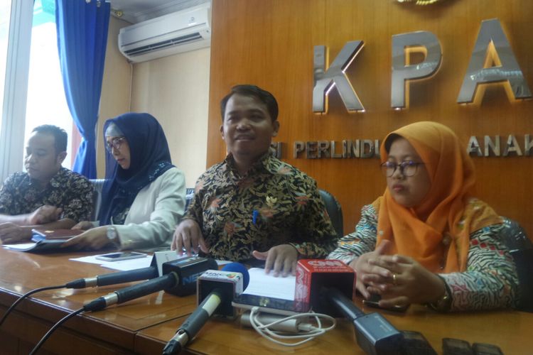 Ketua Komisi Perlindungan Anak Indonesia (KPAI) Susanto dan para komisioner di kantor KPAI, Jakarta Pusat, Rabu (13/9/2017). 