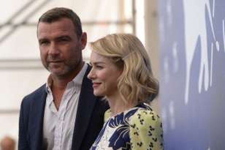 Aktor Liev Schreiber dan Naomi Watts menghadiri pemutaran perdana film The Bleeder di Festival Film Venice ke-73 di Venice, Italia, Jumat (2/9/2016).