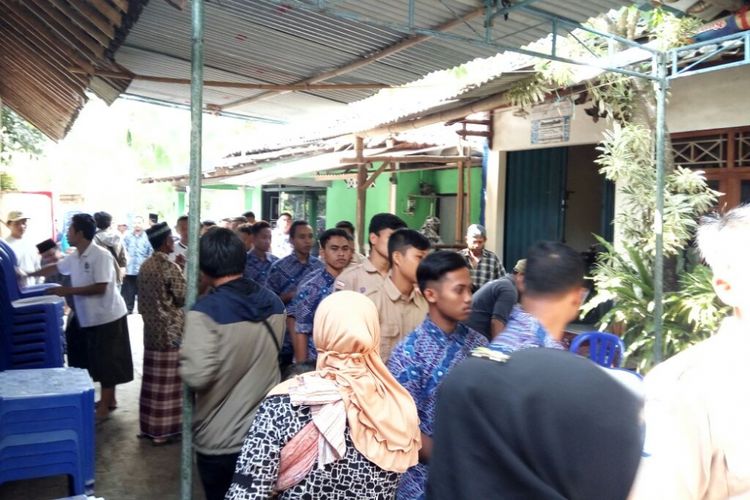 Para pelayat berdatangan ke rumah duka di Dusun Balong, Desa Timbulharjo, Kecamatan Sewon, Bantul