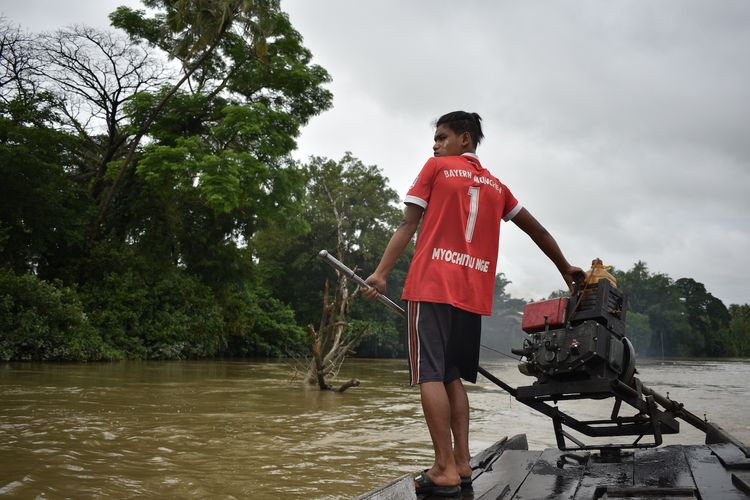 Seorang tukang perahu di Attaran, Mawlamyine, kota yang kini ditinggal oleh generasi mudanya.