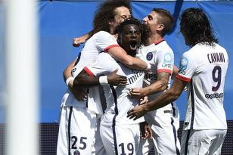 Para pemain Paris Saint-Germain saat merayakan gol ke gawang Olympique Lyon pada laga Piala Super Prancis di Stade Saputo, Montreal, Quebec, Minggu (2/8/2015) dini hari WIB