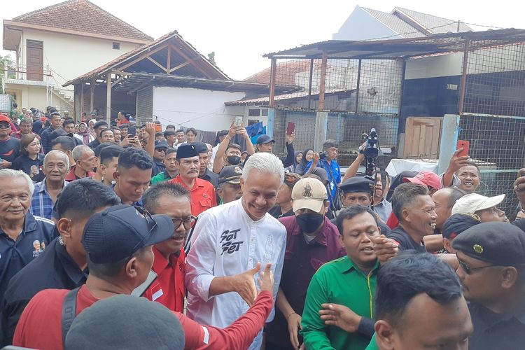 Calon presiden nomor 3, Ganjar Pranowo saat menemui para relawan dan partai pengusung di Posko Relawan, Blora, Jawa Tengah, Kamis (4/1/2024)