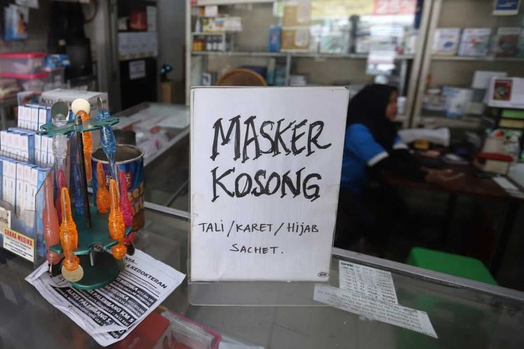 Stok masker di kota Palembang, Sumatera Selatan mulai kosong, sejak virus corona masuk ke Indonesia. Bahkan, akibat penyebaran virus tersebut, harga masker mengalami lonjakan.