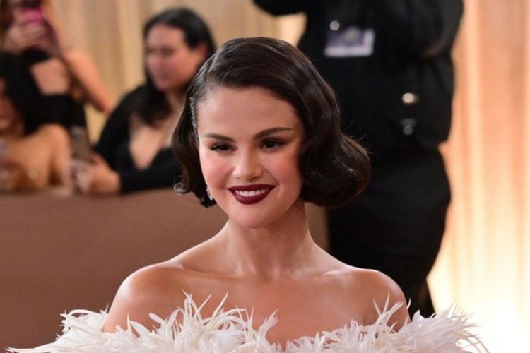 Selena Gomez Selfie Tanpa Makeup Usai Tampil Glamor di Golden Globes 2026