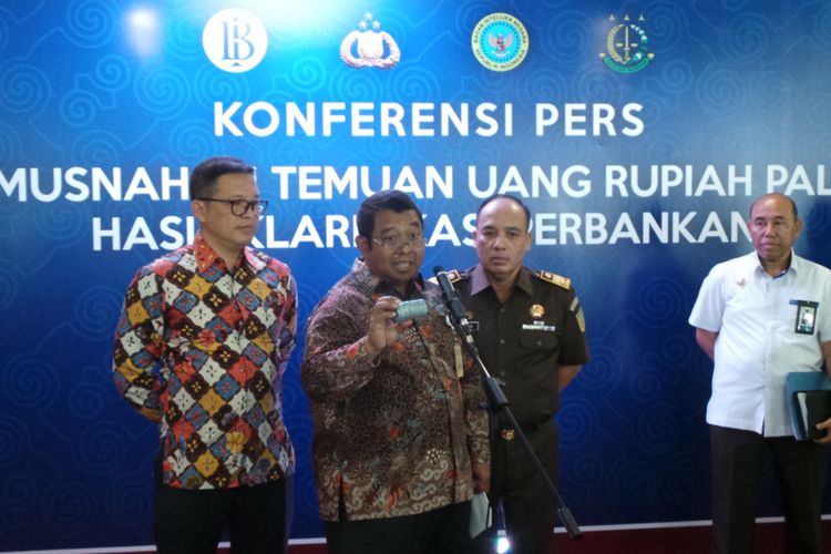 Konferensi pers mengenai pemusnahan uang palsu oleh Bank Indonesia, Rabu (26/7/2017). Dalam foto tersebut, (dari kiri ke kanan) Direktur Tindak Pidana Ekonomi dan Khusus Badan Reserse dan Kriminal Mabes Polri Brigjen (Pol) Agung Setya Imam Effendi, Direktur Eksekutif Departemen Pengelolaan Uang Bank Indonesia (BI) Suhaedi, dan Direktur Tindak Pidana Umum Lainnya Kejaksaan Agung Susilo.  