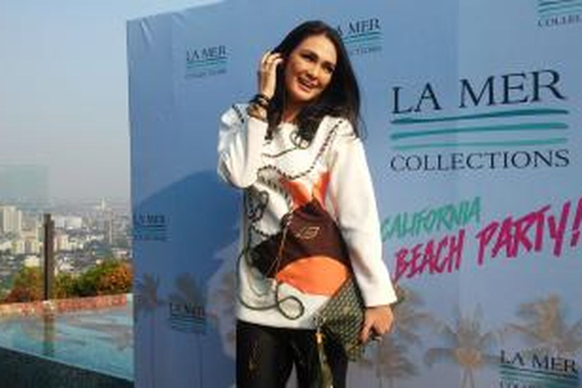 Luna Maya menghadiri acara peluncuran sebuah produk jam tangan di Skye Menara BCA, Jakarta Pusat, Kamis (5/11/2015).