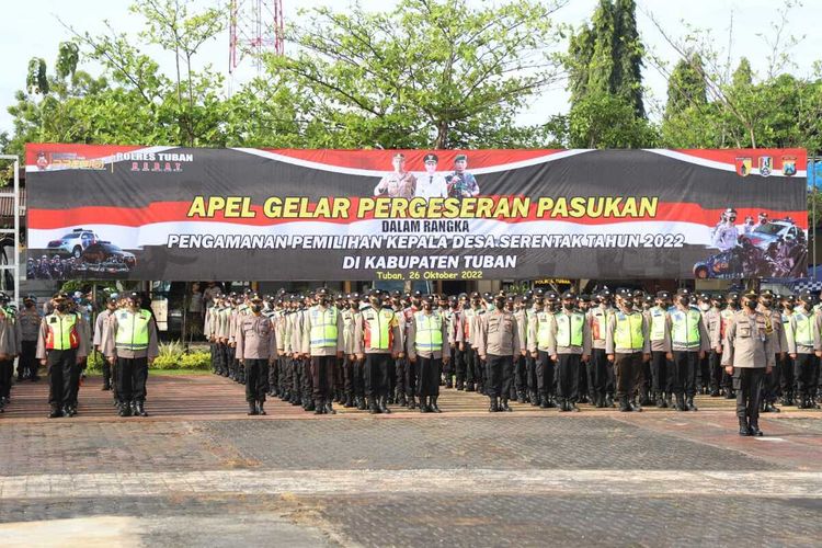 Ribuan personil gabungan dari Polri, TNI, dan Satpol PP di siagakan untuk menjaga keamanan pelaksanaan Pilkades Serentak tahun 2022 di Kabupaten Tuban, Jawa Timur. Rabu (26/10/2022).
