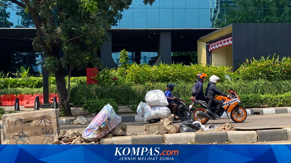 Sisa Kekacauan Demo DPR 25 Agustus, Batu Berserakan dan Coretan Umpatan