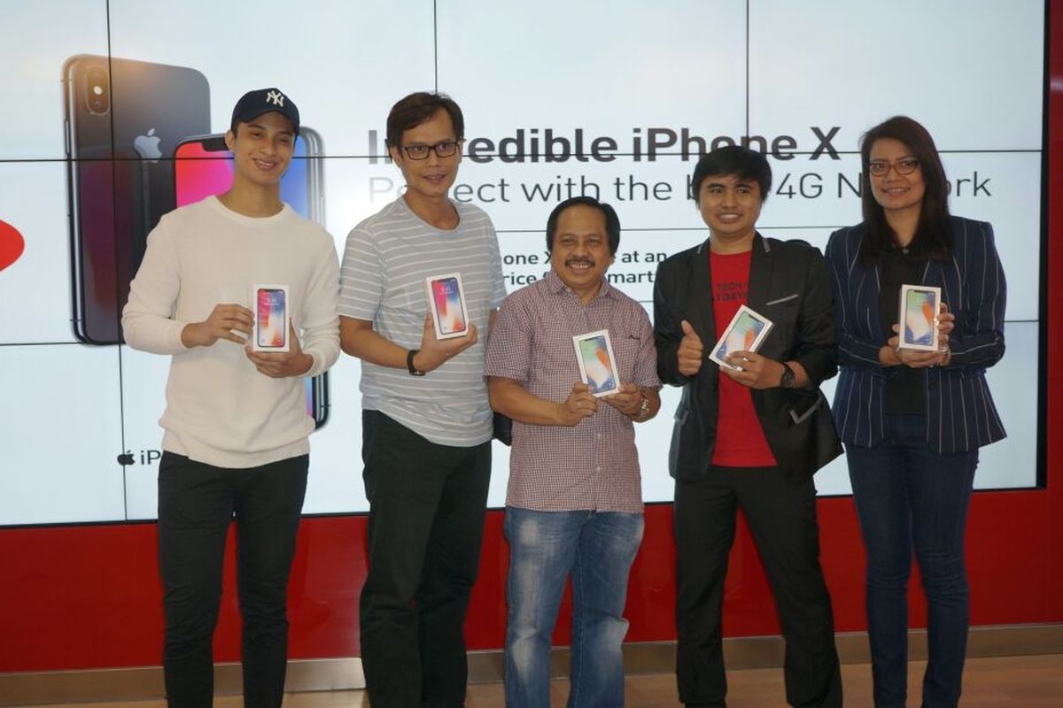 Dirut Smartfren, Merza Fachys (tengah) berfoto bersama Sofyan (dua dari kanan), pembeli pertama iPhone X di Galeri Smartfren pada penjualan perdana hari ini, Jumat (22/12/2017). Rafael (paling kiri) dan Daniel (dua dari kiri) juga menjadi salah satu pembeli pertama.