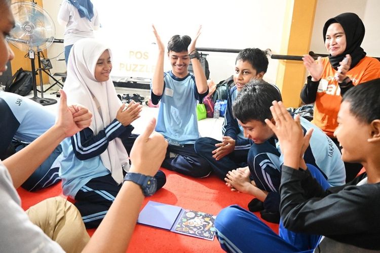 Kemeriahan para siswa SLBN 02 Jakarta bermain puzzle literasi keuangan 
