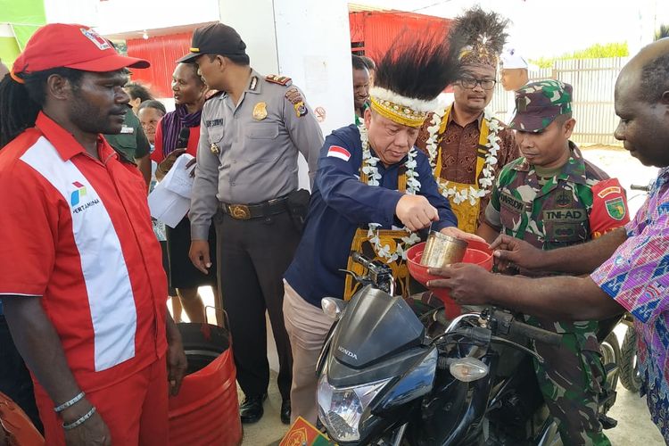 Biro Hukum Kementerian Energi dan Sumber Daya Mineral (KESDM) RI Hufron Asrofi saat mengisi premium di sebuah kendaraan, Rabu (9/7/2019)