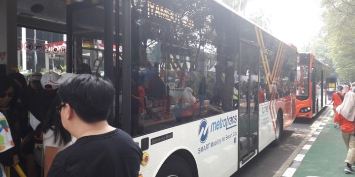 Shuttle bus MetroTrans yang mengelilingi area luar Gelora Bung Karno, Sabtu (18/8/2018).