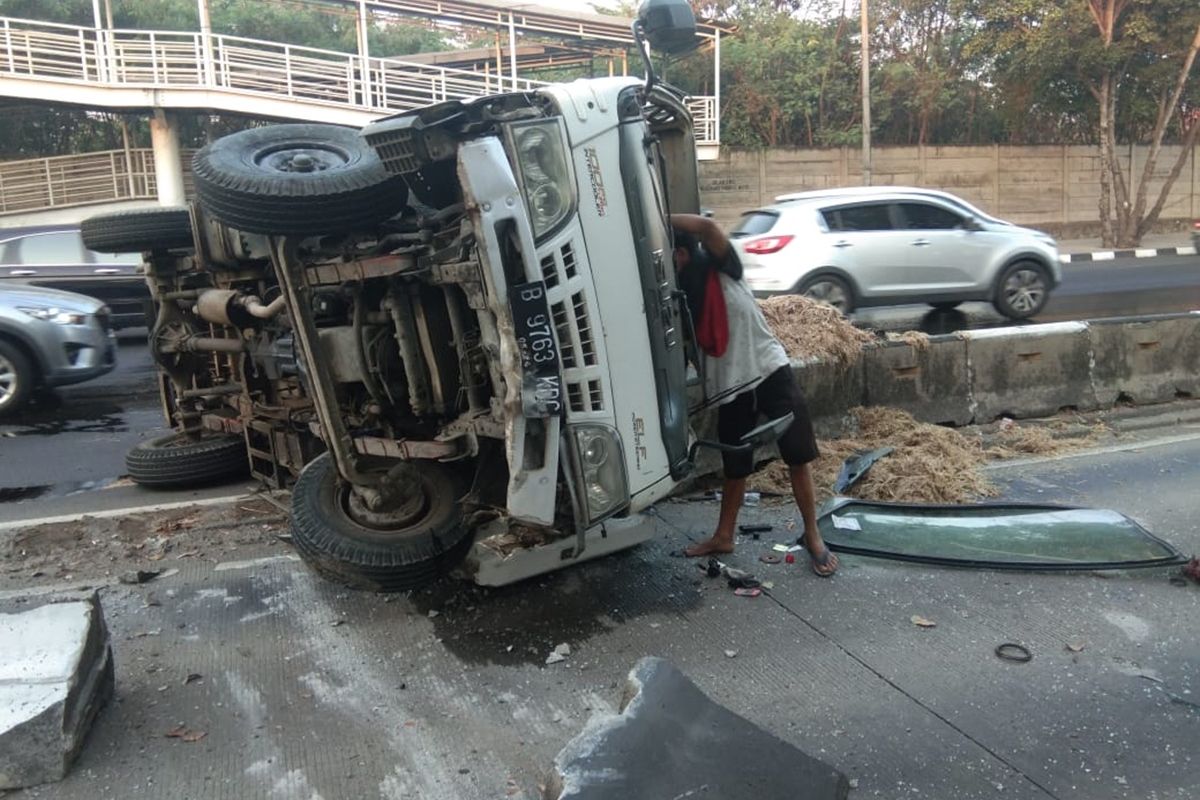 Sebuah truk terbalik di Jalan Perintis Kemerdekaan, Jakarta Timur, Kamis (12/9/2019).