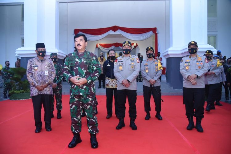 Panglima TNI Marsekal TNI Hadi Tjahjanto memberikan keterangan pers dalam kunjungan kerjanya ke Provinsi Kalimantan Selatan (Kalsel), Kamis (23/7/2020) sore.