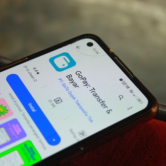 Ilustrasi aplikasi GoPay. Cara top up e-Money Mandiri pakai GoPay. Cara top up e-Money pakai saldo GoPay.