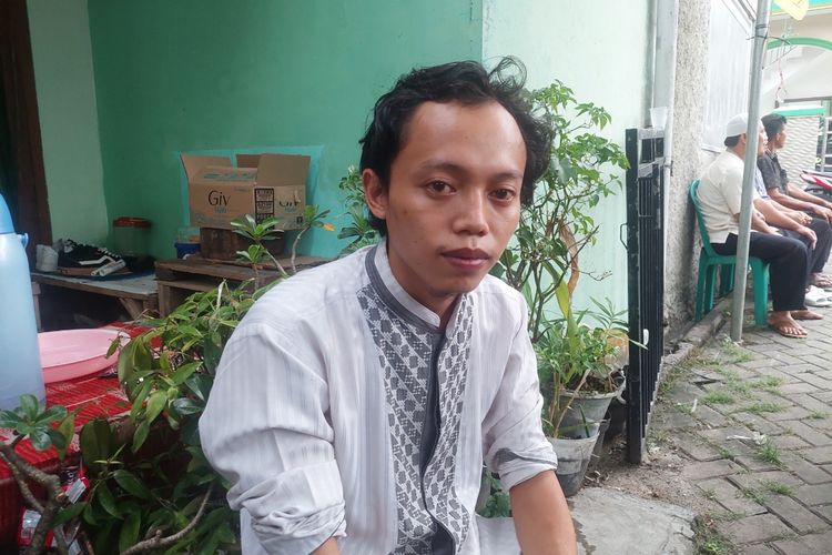 M Rizal Al Faris (25), menantu korban meninggal yang bernama Maja (58), saat ditemui di Jalan Pondok Serut, Paku Jaya, Serpong Utara, Minggu (7/5/2023).