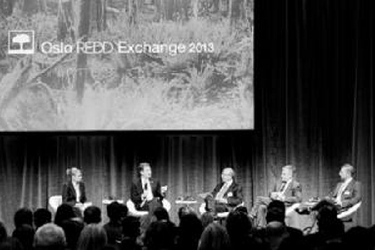 Para pembicara diskusi panel dalam Oslo REDD Exchange 2013 di Oslo, Norwegia, Selasa (29/10), mengemukakan pandangan terkait perkembangan pengurangan emisi dari deforestasi dan degradasi hutan/gambut. Dari kiri ke kanan, Frances Seymour (moderator), Gregory Barker (Menteri Energi dan Perubahan Iklim Inggris), Heru Prasetyo (Deputi I UKP4), Jonathan Horell (Mondelez International), serta Peter Graham (Senior Economist di Natural Resources Canada).