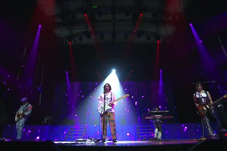 Penampilan Danilla Riyadi dalam konser 48 Tahun God Bless Berkarya. 