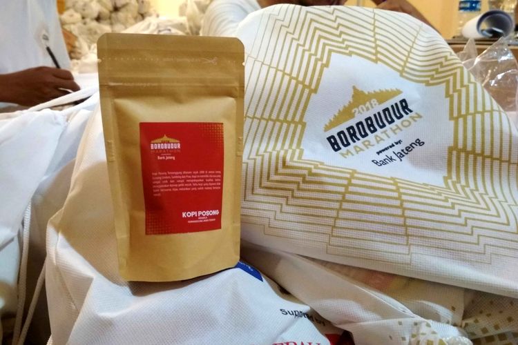 Kopi Posong dari Desa Tlahap, Kecamatan Kledung, Kabupaten Temanggung, menjadi bingkisan untuk para pelari Borobudur Marathon 2018, Kamis (15/11/2018).