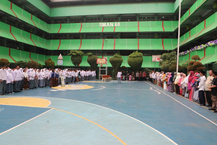 Terlihat para pelajar bersama guru di Sekolah Menengah Atas (SMA) 68 Jakarta sedang melakukan aktivitas di lapangan sekolahnya. 