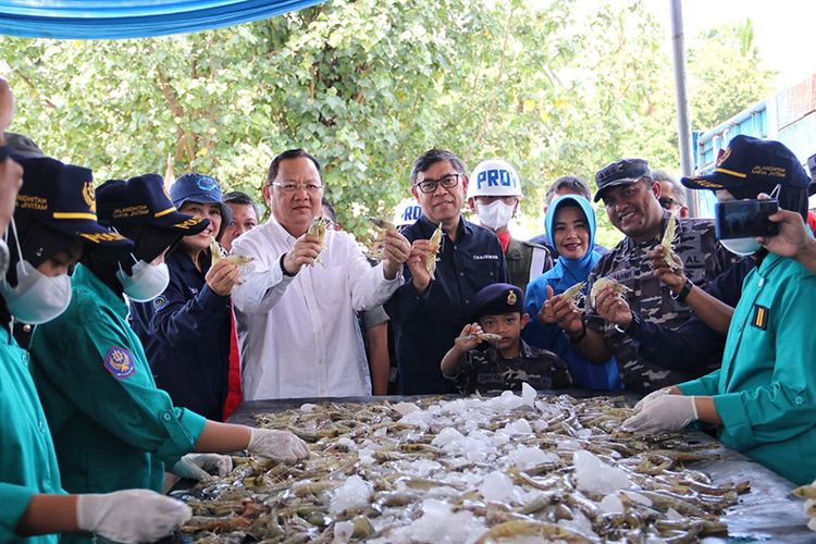 Kepala BRSDM, Ketua Komisi IV DPR RI, dan Bupati Tanggamus beserta rombongan meninjau penyortiran ikan di SUPM Kota Agung.
