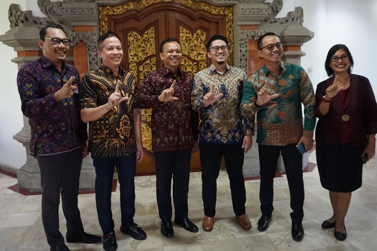 Bambang Satriawan, (Plt. Kabag LPSE) - Andhie Saad CCO Mbizmarket - Dewa Made Indra, Sekretaris Daerah Provinsi Bali - Herdian Yoki Pradipta, CTO Mbizmarket - Joko Wardoyo, National Head of Mbizmarket - Ni Made Ayu Hariwati Wijaya, Kabag. Pengelola Pelaksana PBJ, Advokasi dan Pembinaan PBJ
