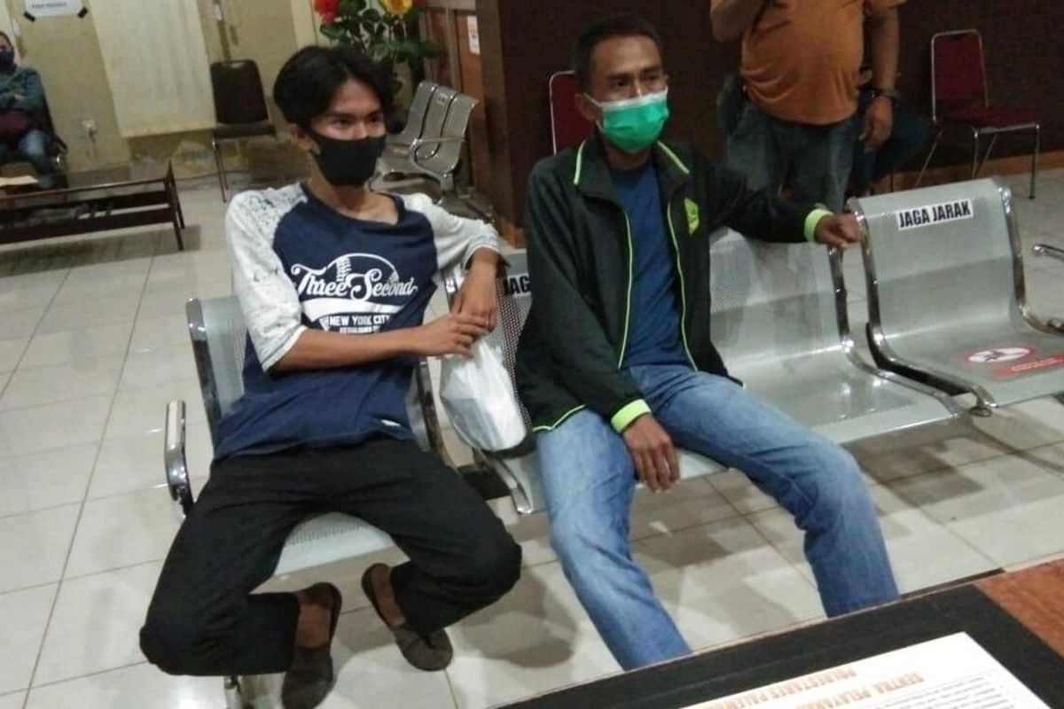 Willy (17) bersama ayahnya yang menjadi korban begal dengan modus motor mogok saat membuat laporan di Polrestabes Palembang, Rabu (19/8/2020).