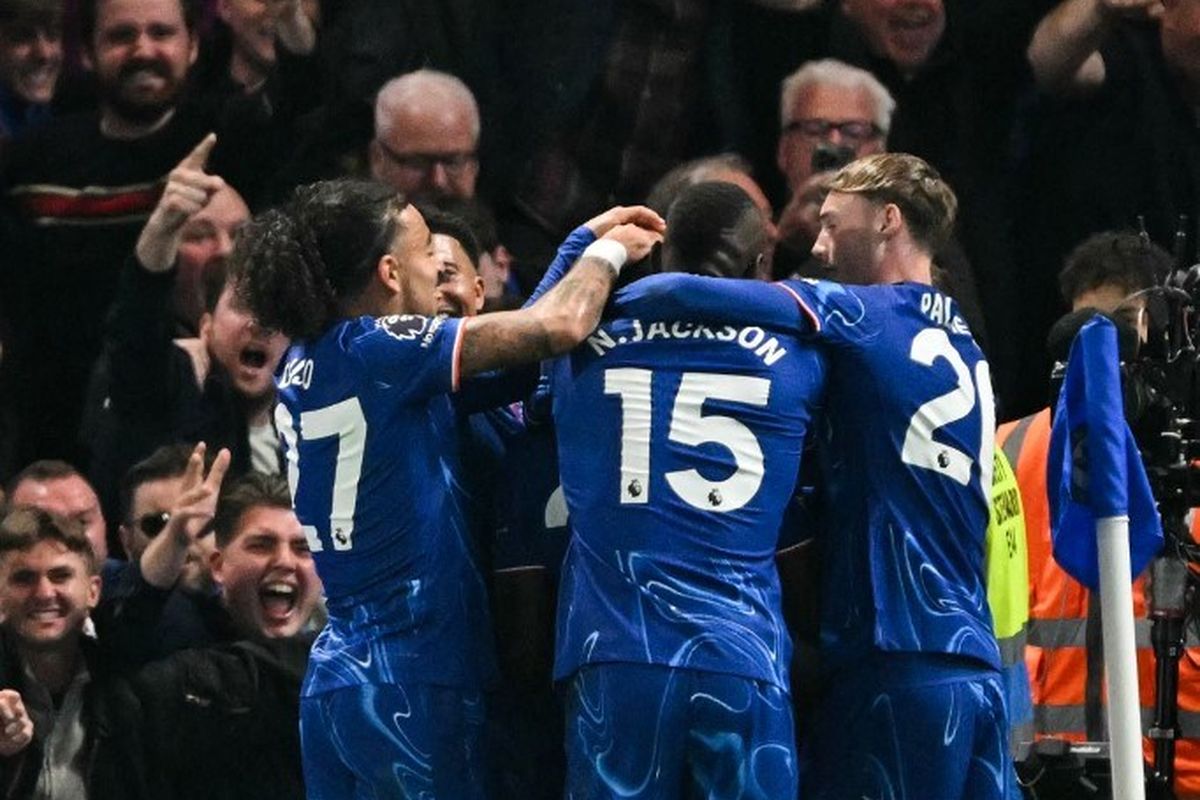 Para pemain Chelsea merayakan gol di laga Liga Inggris antara Chelsea dan Tottenham Hotspur di Stamford Bridge di London pada tanggal 3 April 2025.