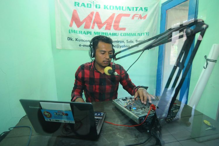 Seorang penyiar melakukan siaran di studio radio Merapi Merbabu Community (MMC), Samiran, Selo, Boyolali, Jawa Tengah, Rabu (9/5). Radio komunitas Merapi Merbabu yang dibangun pada tahun 2000 dengan swadaya masyarakat setempat itu bertujuan untuk memberikan informasi tentang kebencanaan yang terjadi di wilayah gunung Merapi dan Merbabu agar dapat mengurangi resiko bencana. ANTARA FOTO/Aloysius Jarot Nugroho/foc/18.