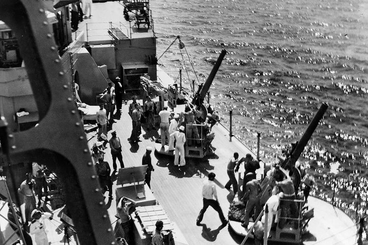 Awak kapal Houston bertempur dengan gagah berani melawan pasukan Jepang yang unggul pada Pertempuran Selat Sunda