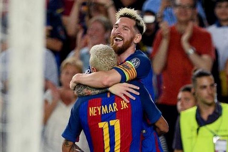 Lionel Messi dan Neymar merayakan gol Barcelona ke gawang Celtic FC pada partai Grup C Liga Champions di Stadion Camp Nou, Selasa (13/9/2016).