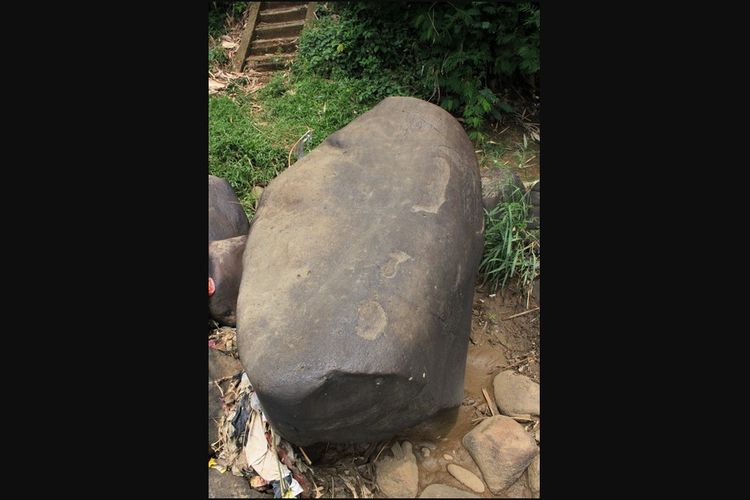 Prasasti Muara Cianten, salah satu dari tujuh prasasti bukti keberadaan Kerajaan Tarumanegara.
