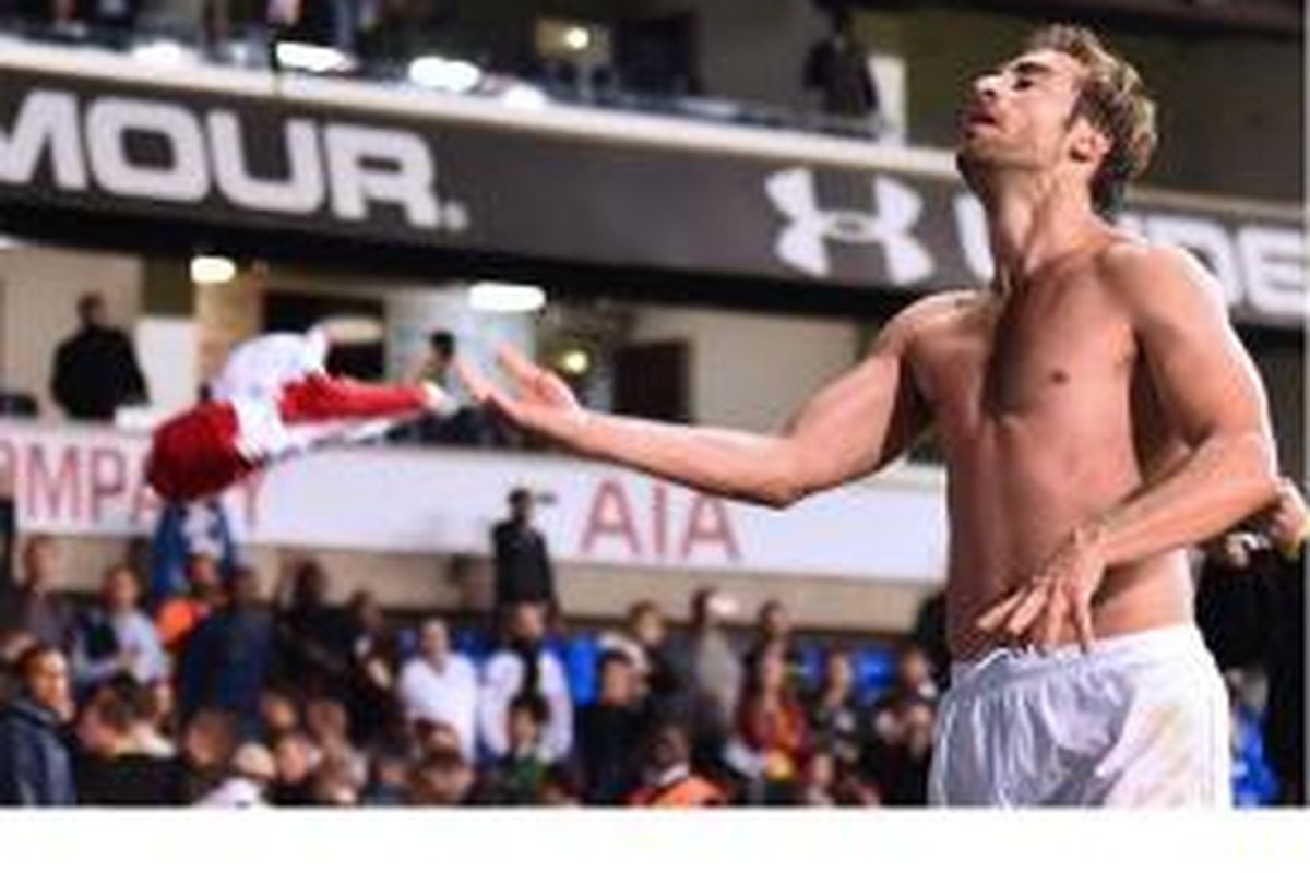 Gelandang Arsenal asal Perancis Mathieu Flamini melempar kostumnya ke arah penonton setelah Arsenal menaklukkan Tottenham Hotspur 2-1 pada babak ketiga Piala Liga Inggris di White Hart Lane, Rabu (23/9/2015). Flamini memborong gol The Gunners.
