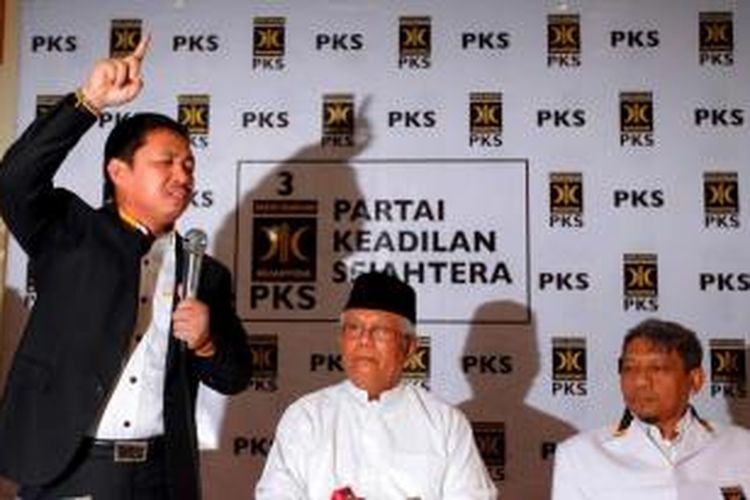 Presiden Partai Keadilan Sejahtera (PKS) yang baru, Muhammad Anis Matta memberikan pidato politiknya disaksikan oleh Ketua Majelis Syuro PKS Hilmi Aminuddin  (tengah) dan Ketua Majelis Pertimbangan Pusat PKS Untung Wahono (kanan) dalam konferensi pers di Kantor DPP PKS, Jalan TB Simatupang, Jakarta Selatan, Jumat (1/2/2013).
