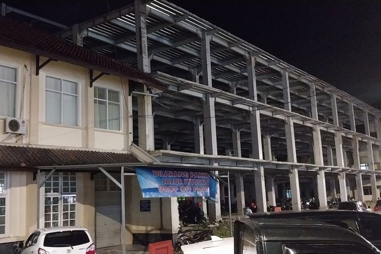 Pembangunan Poliklinik dan MOT RSUD Soekardjo Kota Tasikmalaya, Jawa Barat, masih belum selesai sejak tahun 2021 akibat Pandemi Covid-19, Rabu (25/1/2023).