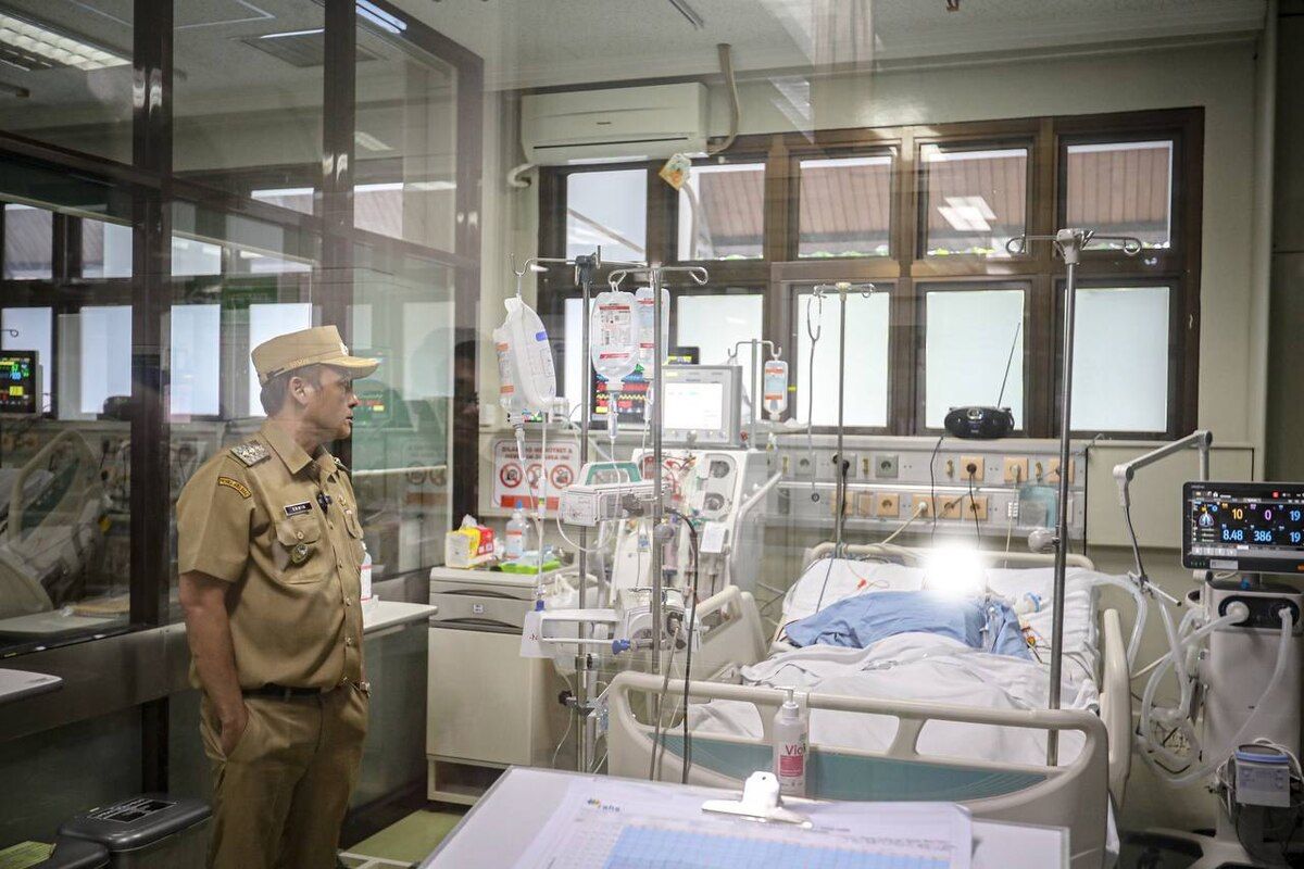 Wakil Wali Kota Bandung, Erwin, menyempatkan diri menjenguk N (21) seorang bobotoh yang saat ini kritis karena terjatuh dari jalan layang Pasupati dan tengah mendapatkan perawatan intensif di RS Hasan Sadikin (RSHS) Bandung, Selasa (27/5/2025) sore.