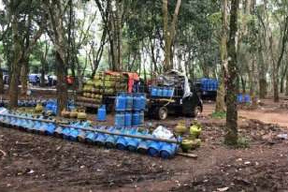 Polisi, Rabu (19/10/2016), menangkap 24 orang yang diduga terlibat praktik pengoplosan gas elpiji (LPG) secara ilegal di hutan karet Rumpin, Kabupaten Bogor. Polisi juga menyita sejumlah uang, truk,dan tabung gas dari lokasi itu.