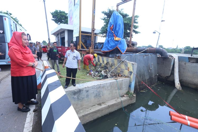  Wali Kota (Walkot) Semarang Hevearita Gunaryanti Rahayu saat memantau penanganan banjir beberapa waktu lalu.