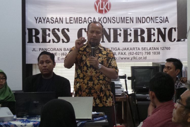 Konferensi pers Yayasan Lembaga Konsumen Indonesia (YLKI) mengenai peluncuran sistem online dan perlindungan konsumen gagal umrah, di kantor YLKI di Pancoran Barat, Jakarta Selatan, Jumat (19/5/2017). 