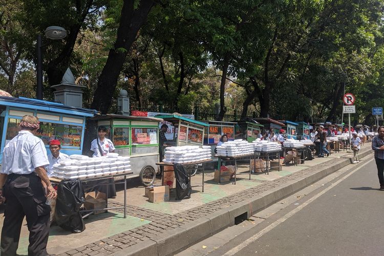 Nasi goreng gratis bagi setiap orang yang melintas Jalan Merdeka Barat, Gambir, Jakarta Pusat, dalam momentum pelantikan Presiden dan Wakil Presiden(KOMPAS.COM/JIMMY RAMADHAN AZHARI)