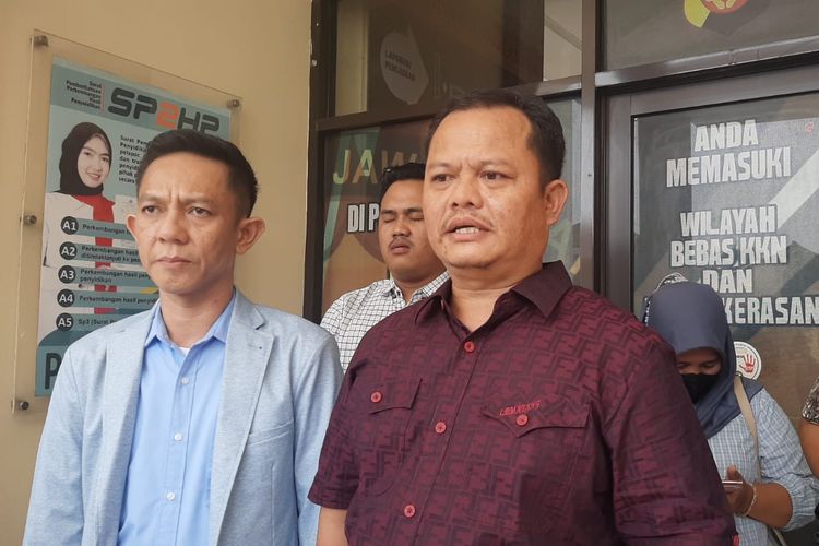 Joko Susilo (kemeja merah) didampingi pengacaranya melaporkan Wakil Ketua DPRD Purwakarta dan oejabat IPDN atas dugaan penipuan masuk IPDN.
