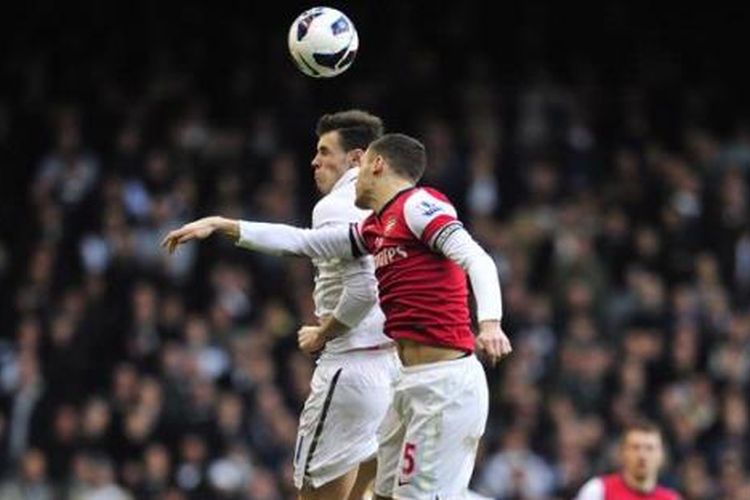 Bek Arsenal, Thomas Vermaelen (nomor 5), berebut bola dengan pemain sayap Tottenham Hotspur, Gareth Bale, pada pertandingan Premier League, di White Hart Lane, 3 Maret 2013.