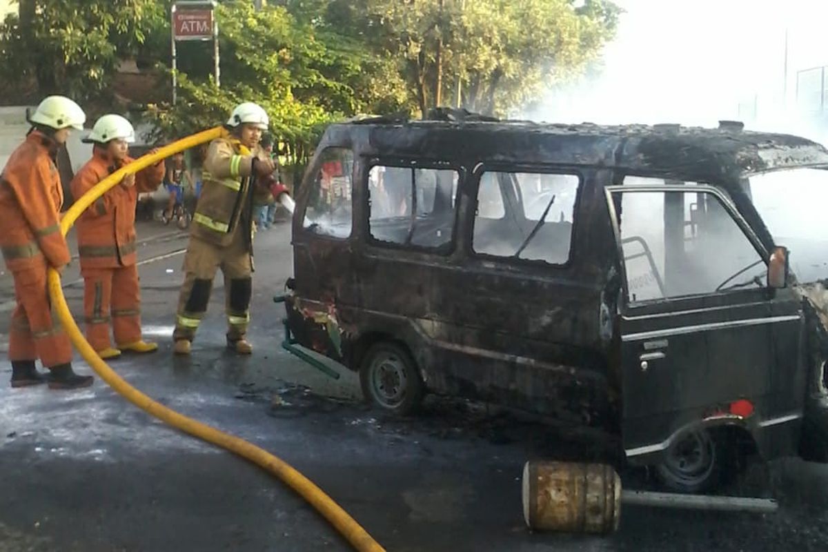 Sebuah angkutan umum (angkot) terbakar di depan POM bensin Cengkareng Timur, Jakarta Barat pada Selasa (8/9/2020) sore.