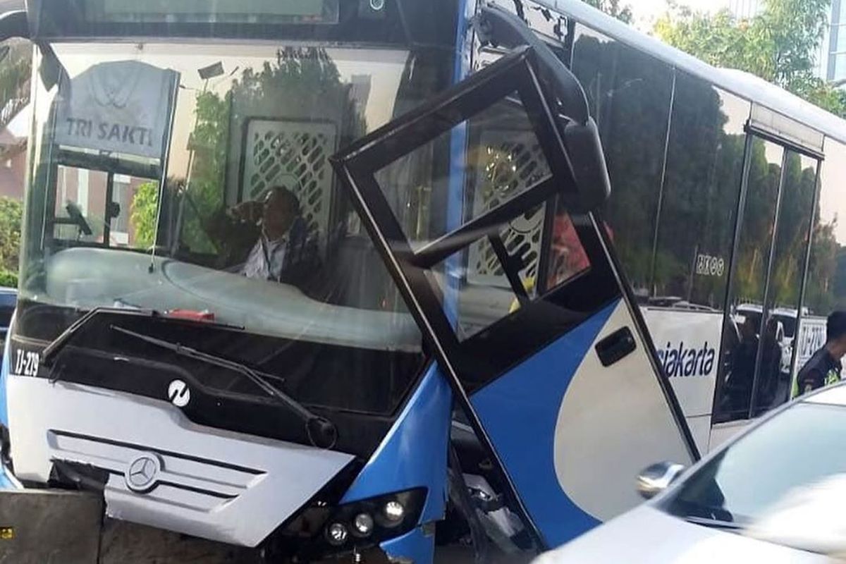 Bus dikawasan Slipi, menabrak separator dan membuat kemacetan parah pada Rabu (11/9/2019)