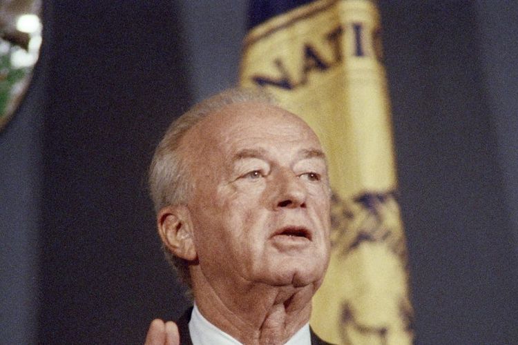 Yitzhak Rabin saat menjabat sebagai Menteri Pertahanan Israel berpidato di acara makan siang National Press Club pada tanggal 29 Juni 1988.