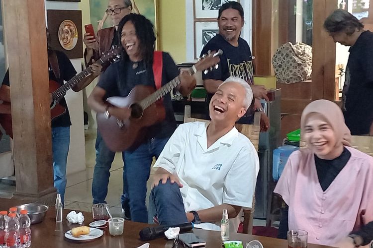 Ekspresi Ganjar saat dinyanyikan 3 lagu oleh seniman Yogyakarta, Sabtu (17/2/2024)
